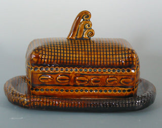 A translucent brown glaze that pools beautifully, varying from caramel to deep chestnut. Amaranth Stoneware Canada.